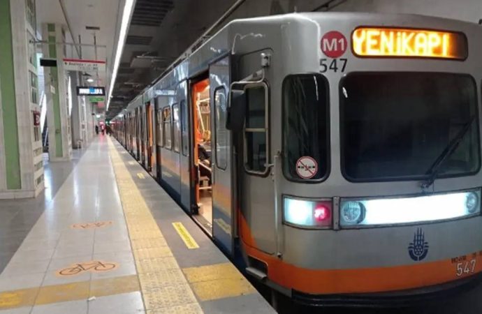 Metro yangını: Yolcular tahliye edildi