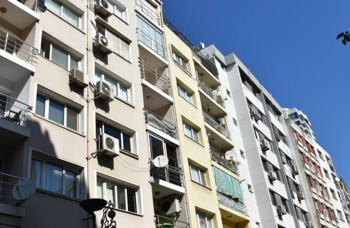 Beş gündür aranan kadın apartmanının bahçesinde ölü bulundu