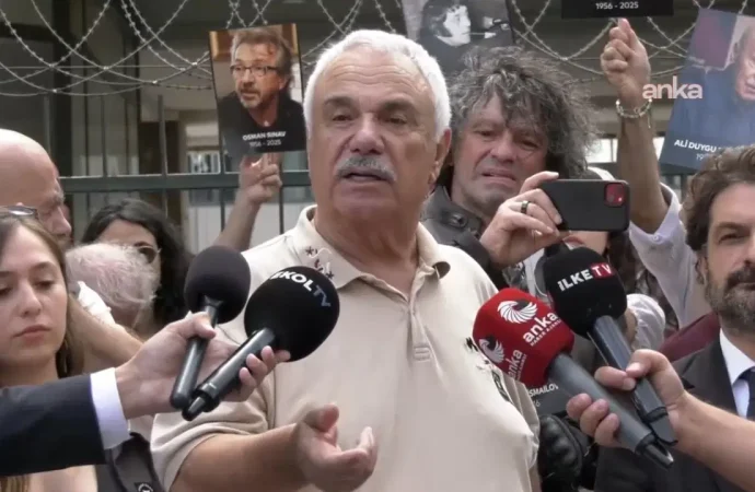 Öğrenciler, mezunlar, sanatçılar ve siyasetçiler tarihi merkezin önünde buluştu: ‘Türk sinemasının belleğini yok ettirmeyeceğiz’