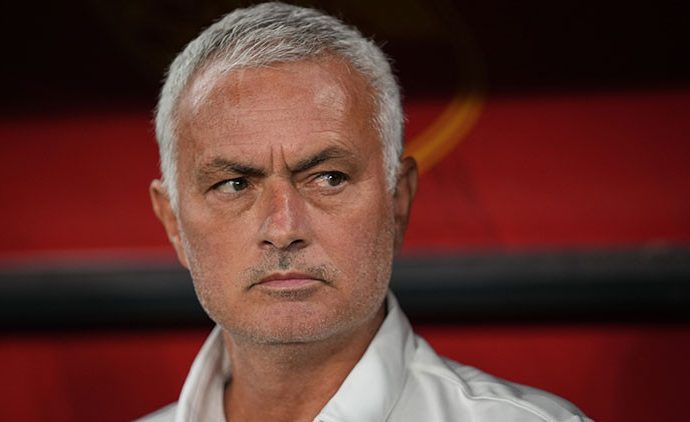 Fenerbahçe Mourinho’yu kovdu, yerine teknik direktör toto başladı
