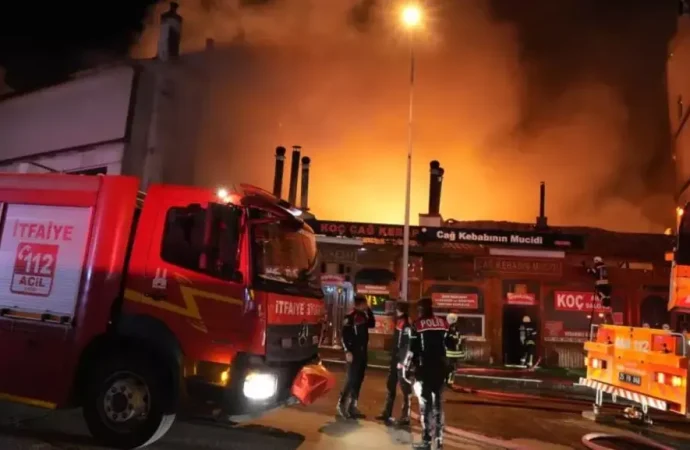 Kebapçıda yangın çıktı, evlere ve otele sıçradı