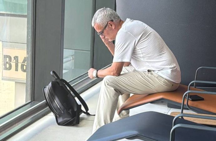 Binlerle karşılandı, Jose Mourinho İstanbul’dan yalnız ayrıldı