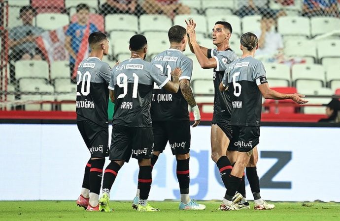 Karagümrük, deplasmanda Antalyaspor’u son dakikada yendi