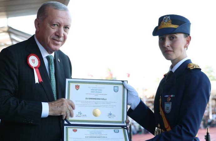 Hava Harp Okulu devre birincisi bu yıl da kadın teğmen oldu