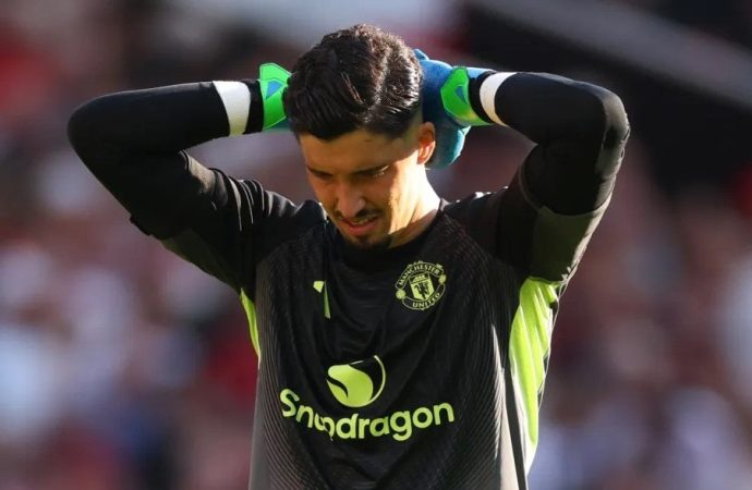 Manchester’da Altay’ın kredisi tükeniyor: Gözler üçüncü kalecide