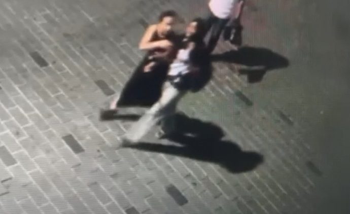 Yürürken koluna bir kadın girdi, telefonunu çarptı kaçtı