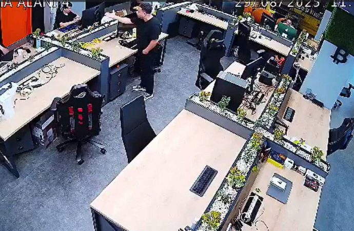 Patron çalışanına saksı fırlatırsa…