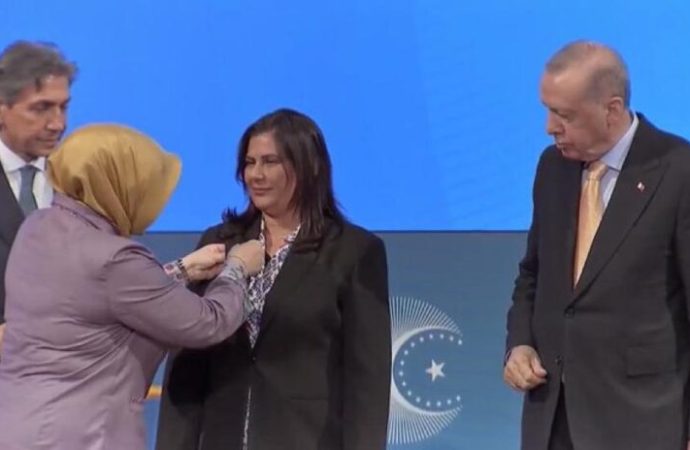 Türkiye’de siyasetin karanlık günü: 23 yıllık CHP’li Çerçioğlu Ak Parti’ye geçti, rozetini Erdoğan takmadı ama onu savundu