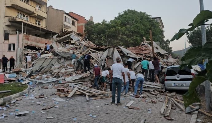 Deprem küçük, etkisi büyük: Sındırgı’da bir kişi öldü ama 10 kent geceyi sokakta geçirdi, cep telefonları yine çalışmadı