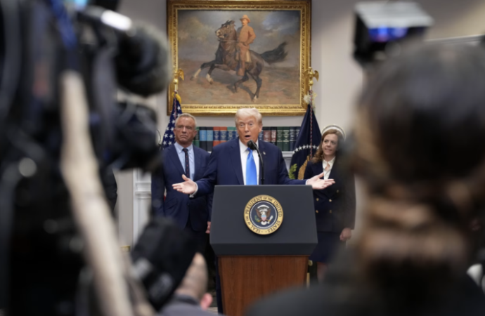 Trump hiçbir bilimsel temeli olmayan bir açıklamayla milyonlarca otistik çocuk annesini ve bir o kadar hamileyi ateşe attı
