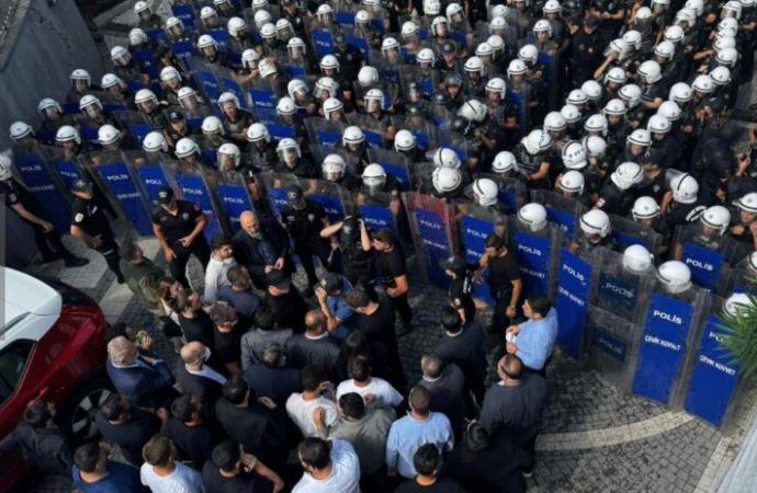 O tek parti rejimi 4 yıl dayanmıştı, bu tek parti rejimi kaç yıl dayanır?