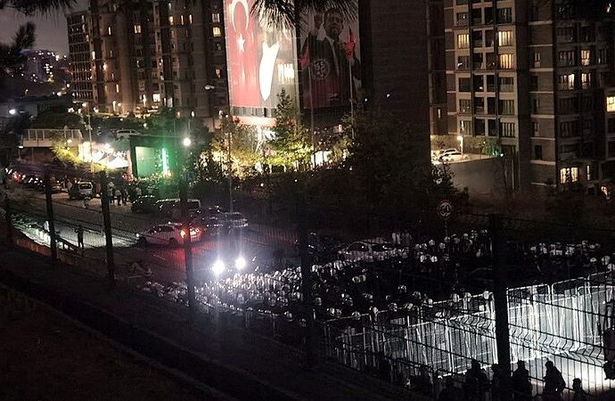 Kayyum, ‘Polis eşliğinde gitmem’ diyordu, polis bir gün önceden gitti, kayyum rahat girsin CHP il binasını ablukaya aldı