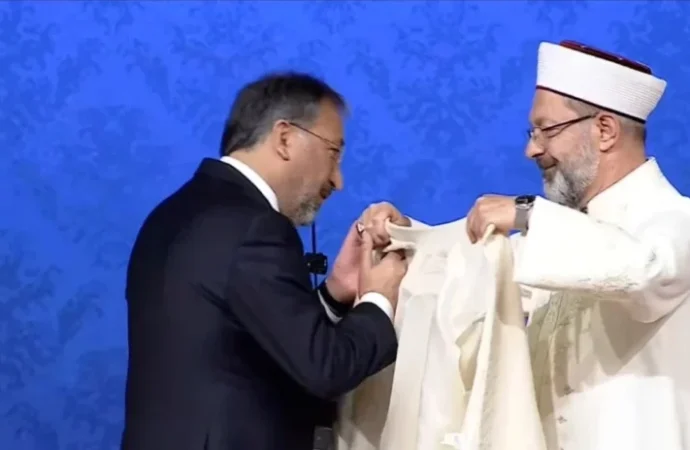 Diyanet’te tuhaf devir teslim: Yeni başkan görevi eski başkanın yüzüğünü öperek devraldı