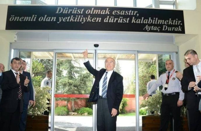 Eski Adana Belediye Başkanı Durak uçakta kalp krizi geçirdi
