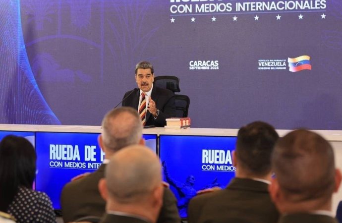 Maduro dünyaya seslendi: 1200 füze taşıyan sekiz ABD savaş gemisi Venezuela’yı hedef almış durumda