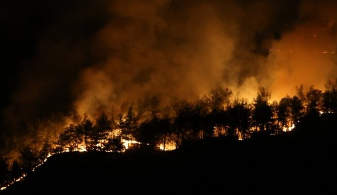 Kastamonu’da iki ayrı orman yangını: Altı köy tahliye edildi