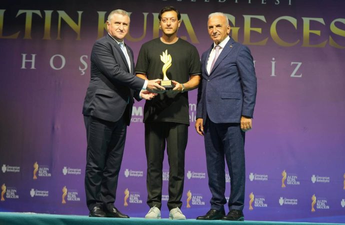 İki yıl önce futbolu bırakan Mesut Özil, “Yılın Spor İnsanı” seçildi