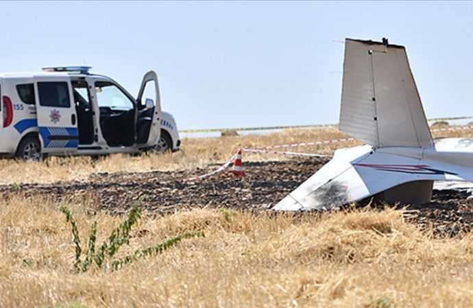 İzmir’de eğitim uçağı düştü, pilot hayatını kaybetti