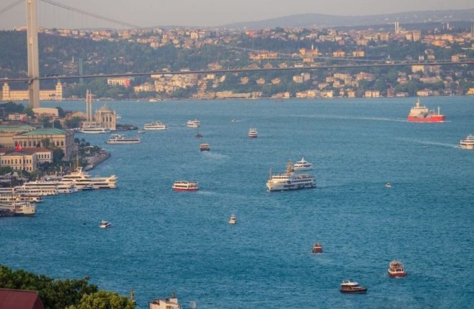 Valilik, İstanbul Boğazı kıyılarını işgal eden teknelerin kaldırılmasını istedi