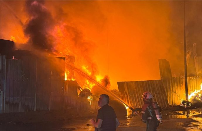 Uşak ve Kayseri’de fabrika yangını korkuttu