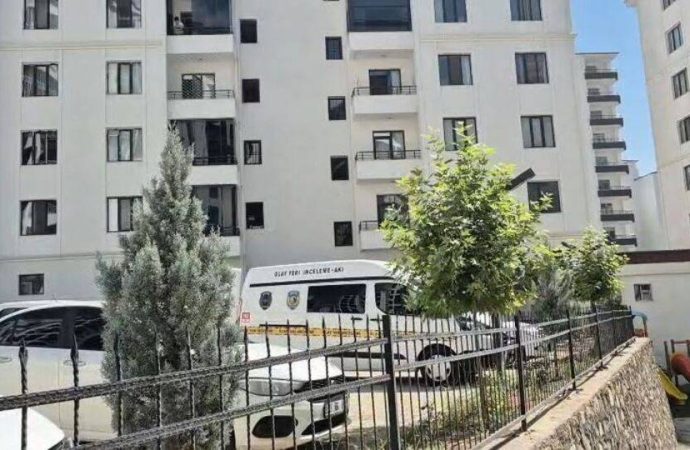 Başkomiser evde karısıyla gördüğü jandarmayı öldürdü