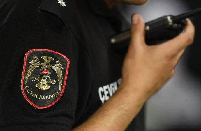 Onarmaya çalışırken ateş aldı: Polis kendi ağır makineli silahıyla vuruldu