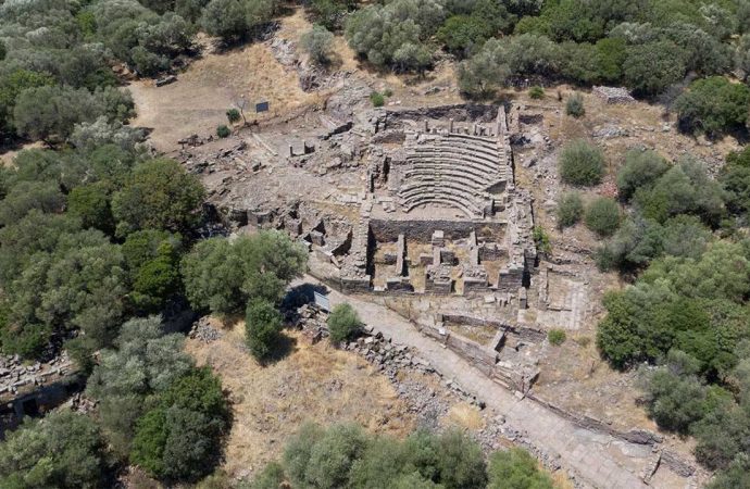 Aigai antik kenti kazısı: 2 bin 200 yıllık güneş saati bulundu