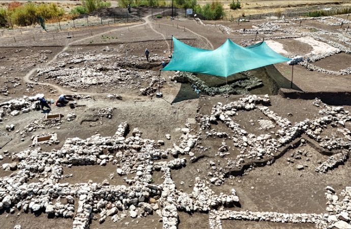 Ergani’deki kazıda 9 bin 500 yıllık ‘kırmızı boyalı kamu binası’ bulundu