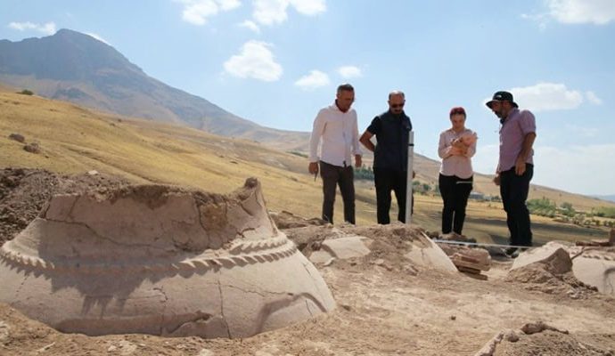Van’daki kazıda çivi yazılı 76 Urartu küpü bulundu