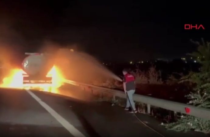 Seyir halindeki tanker otoyolda alev topuna döndü