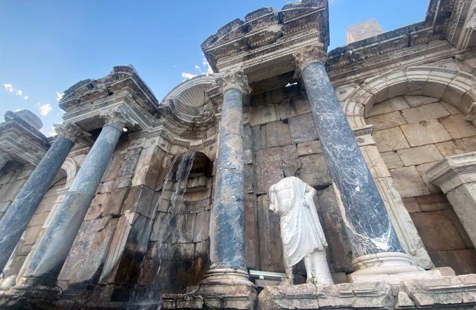 Sagalassos kazısında gerçek boyutlu iki mermer heykele ulaşıldı