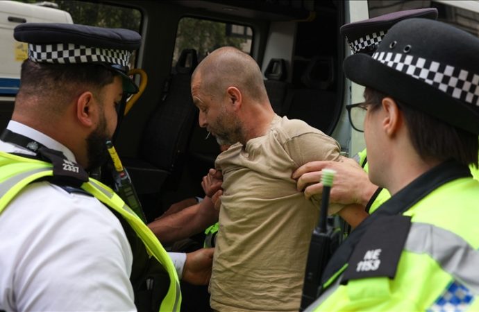 Londra’da yasaklı “Palestine Action” grubuna destek eyleminde 890 kişi gözaltına alındı
