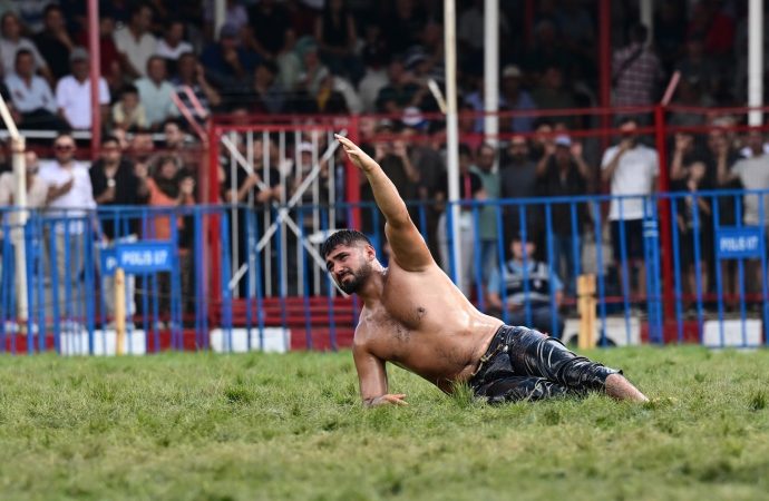 Enes Doğan Elmalı’da başpehlivan oldu
