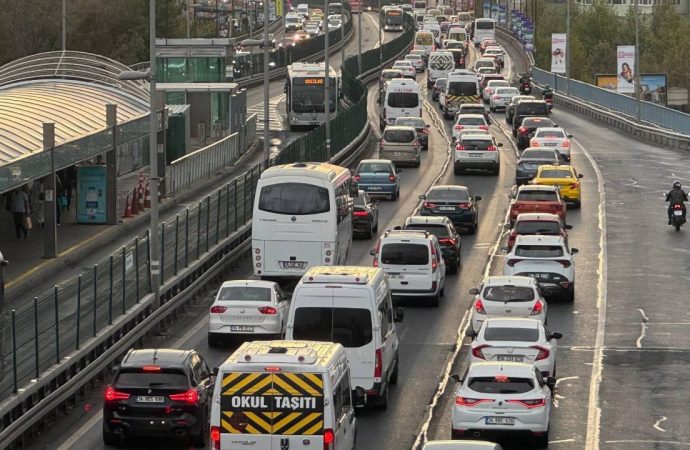 İstanbul trafiğinde ilk gün yoğunluğu