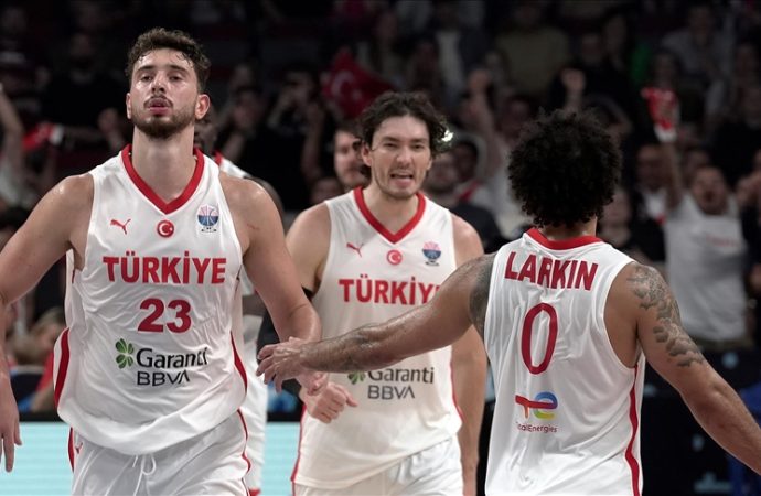 12 Dev Adam yarı final için sahaya çıkıyor