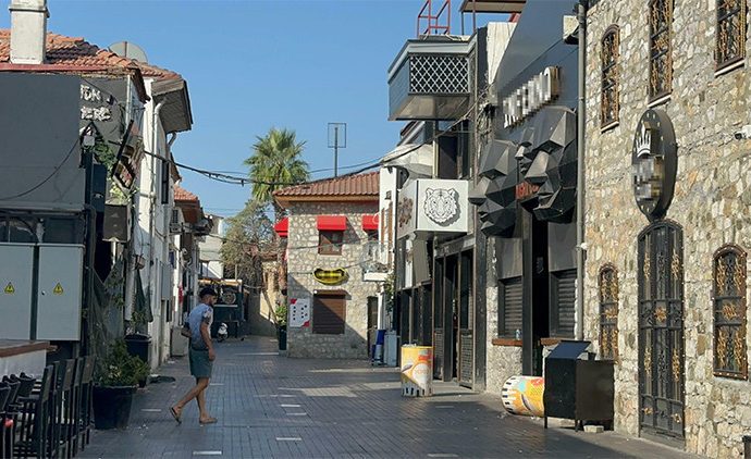 Marmaris’te Barlar Sokağı’nda silahlı kavga: Biri ağır 2 yaralı