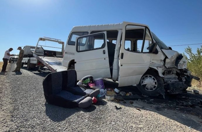 İşçi minibüsüyle otomobil çarpıştı: 15 yaralı var