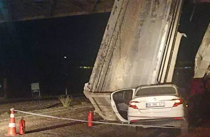 Damperi açılan kamyona otomobil çarptı: Bir ölü, üç yaralı