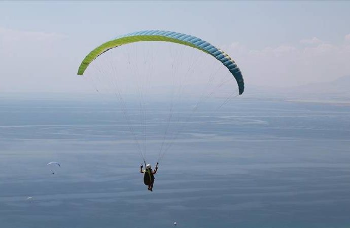 94. yaşını paraşütle atlayarak kutladı