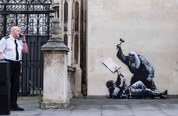 İngiliz polisi Banksy’nin son eserini sildi, hakkında soruşturma açtı