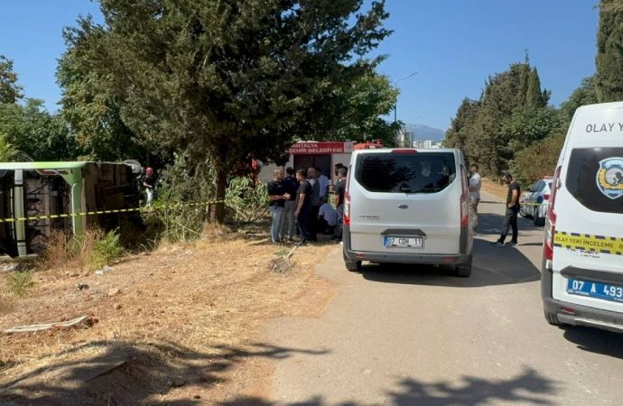 Halk otobüsü devrildi: Şoför hayatını kaybetti