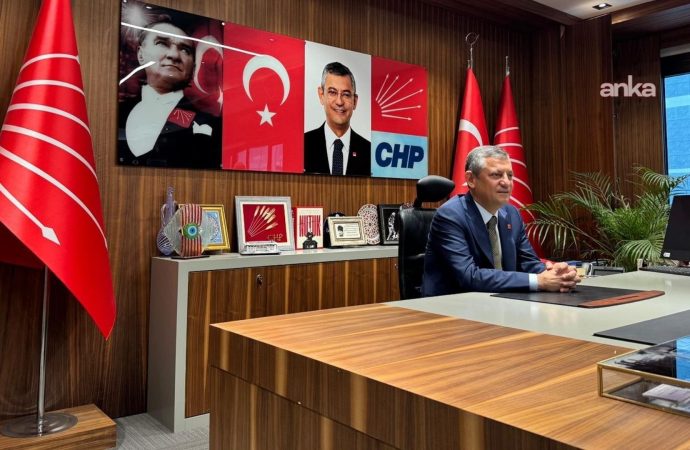 Özgür Özel İstanbul’daki çalışma ofisinde