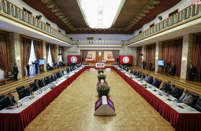 Komisyonda CHP ile AKP arasında gerginlik