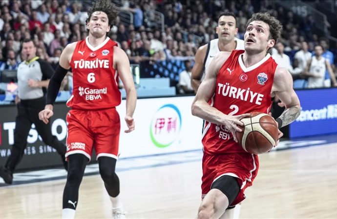 12 Dev Adam eze eze yendi, finale kaldı