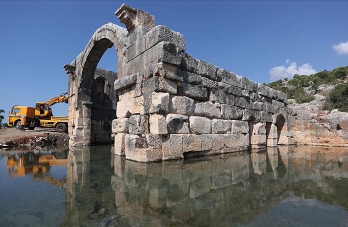 Myra antik kenti şifalı suda yüzülerek gezilecek