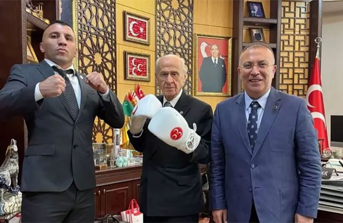 Bahçeli’nin boks eldivenli pozu