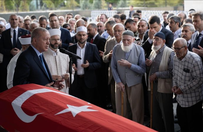 Başdanışman Hamdi Kılıç’ın tabutunu Erdoğan da omuzladı