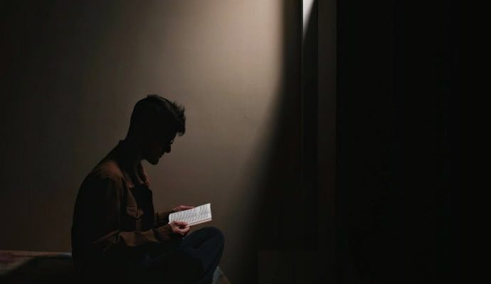 Kitap okuyan mahkumun cezasında indirim yapılacak