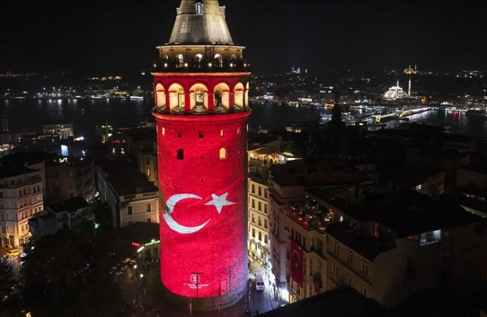 12 Dev Adam finali Galata Kulesi duvarlarında