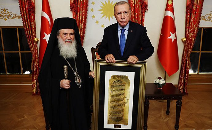 Kudüs Rum Patriği, Erdoğan’a Hz. Ömer’in ’emanname’sini getirdi